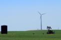 Photo - Éolienne et puit de pétrole